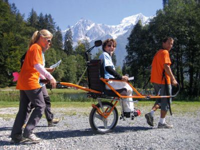 Joelette Rollstuhl einrädrig beim Wanderausflug