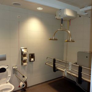 Behindertengerechte öffentliche Toilette
